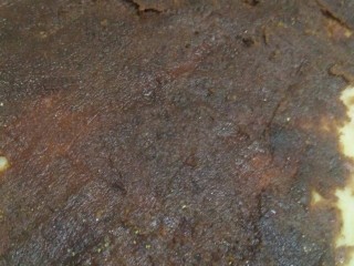 9、驴打滚,在擀好的糯米饼上铺一层甜甜的豆沙馅，要铺满哦！