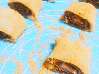 11、驴打滚,用刀切成小块状。