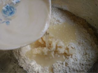 2、酥皮鲜肉月饼,如图先做水油皮,将材料中1所有食材和成柔软光滑的面团