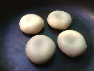 16、酥皮鲜肉月饼,如图没有烤箱的小伙伴不要着急,烤箱太小还有四个放不下,那么福利来喽〜用不粘锅也是可以滴,放入生饼胚盖锅盖,中小火煎6〜8分钟