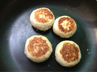 17、酥皮鲜肉月饼,如图再翻面同样煎8分钟的样子