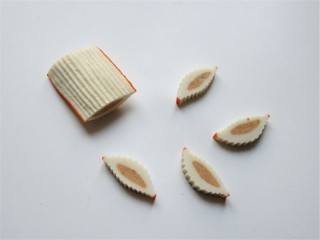 6、米菲兔杯子趣味餐,用鱼糕剪出另一只兔子的耳朵