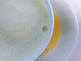 4、鲜虾豆腐蒸水蛋,这里需要过滤掉鸡蛋泡沫