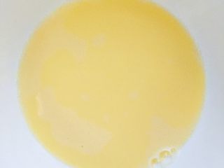 6、鲜虾豆腐蒸水蛋,这个时候的鸡蛋液还是有一些泡沫 静置几分钟