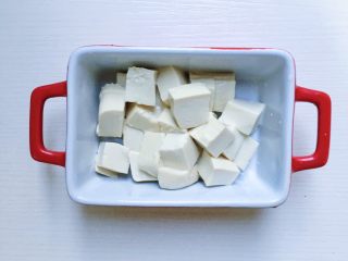 7、鲜虾豆腐蒸水蛋,这个时候就可以将嫩豆腐切成小丁放入碗中