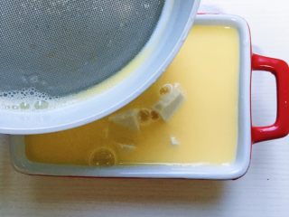 8、鲜虾豆腐蒸水蛋,鸡蛋液第三次过滤到装有豆腐的碗里 此时的鸡蛋液不再有泡沫啦 （大人食用的话需要在鸡蛋液里调味哦）