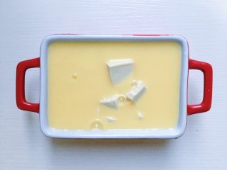 9、鲜虾豆腐蒸水蛋,将鸡蛋液表面的大气泡用牙签戳一下