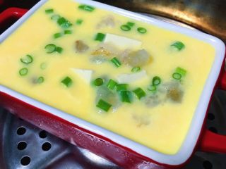 15、鲜虾豆腐蒸水蛋,15分钟后拿掉保鲜膜放进虾和葱末再蒸10分钟即可