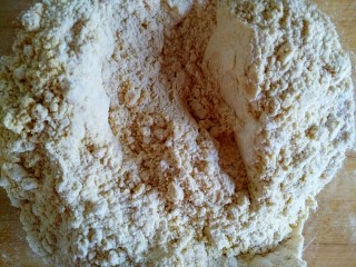 2、美味茶点——粗粮炉果,将中粉、低粉、玉米粉、泡打粉、小苏打混合过筛待用