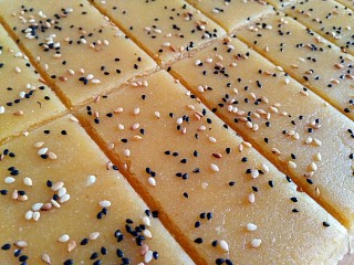 8、美味茶点——粗粮炉果,利用刮板切成等大的长条形或者其他形状均可