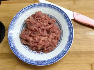 4、京酱肉丝,用料酒、盐、淀粉腌制15分钟。