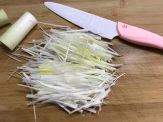 5、京酱肉丝,大葱白切细丝。