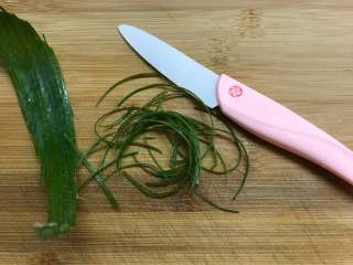 7、京酱肉丝,葱叶切成细丝备用。