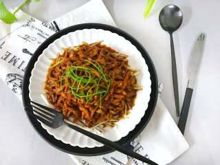 13、京酱肉丝,把切成细丝的葱白铺在盘子底部，放上炒好的肉丝，再把葱绿丝撒在肉丝上。