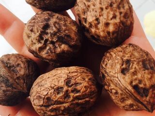 1、坚果布朗尼,我选用的是生的核桃,自己加工烤制.