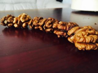 2、坚果布朗尼,核桃用160度烤15分钟，表皮金黄有香味溢出，放凉备用，巧克力隔热水融化备用