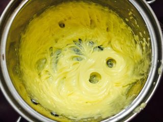 3、坚果布朗尼,黄油室温软化，手动或电动打至微微发白。不要打发噢