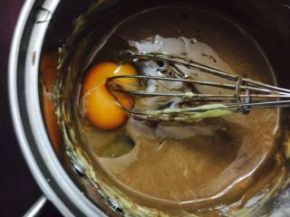 5、坚果布朗尼,再加入鸡蛋搅拌均匀