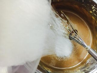 6、坚果布朗尼,依次加入砂糖搅拌均匀。