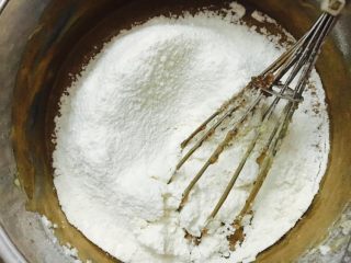 7、坚果布朗尼,筛入低粉再次搅拌均匀！