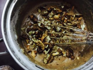 9、坚果布朗尼,最后加入稍微碾碎的核桃仁搅和均匀。「烤箱预热180度」