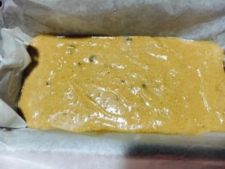 10、坚果布朗尼,把面糊进铺好油纸的模具里整平！进烤箱180度，中层，20分钟。