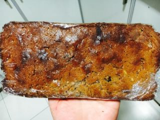 11、坚果布朗尼,成功布朗尼表面会有一层干皮，冷却出炉后包好放进冰箱冷藏一晚。第二天切块食用味道棒棒哒。