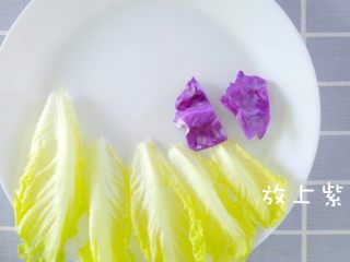 7、没胃口的时候,来一道酸溜溜酸奶沙拉,开始摆盘,摆上生菜、紫甘蓝