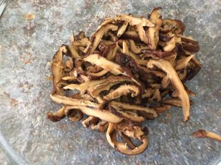 1、健康素食之豆腐皮卷素菜,香菇用热水泡发后沥干水切丝