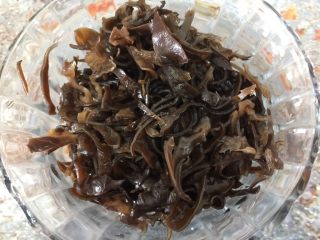 2、健康素食之豆腐皮卷素菜,木耳用热水泡发后沥水切丝