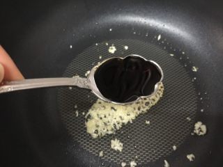 11、健康素食之豆腐皮卷素菜,爆香后加入酱油