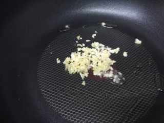 10、健康素食之豆腐皮卷素菜,小火,热锅冷油,加入蒜末