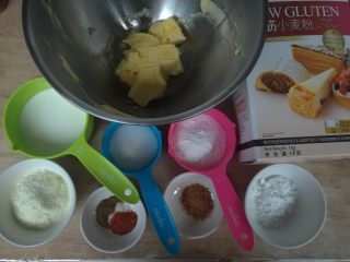 1、网红辣味曲奇,准备好材料。