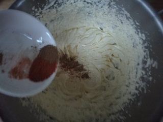 5、网红辣味曲奇,加入花椒粉，烧烤料，辣椒粉。