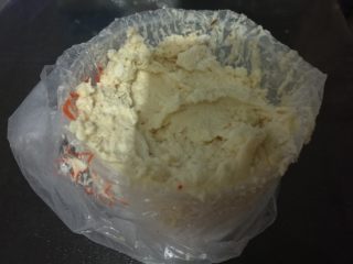 8、网红辣味曲奇,裱花袋装裱花嘴套在一个大口杯子上，装入曲奇面糊。