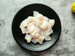 3、番茄巴沙鱼,切好的巴沙鱼码盘。