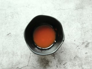 8、番茄巴沙鱼,开始调制料汁:番茄酱、苹果醋、白糖搅拌均匀,白糖融化没有颗粒,备用。