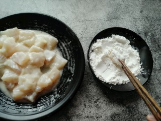 9、番茄巴沙鱼,把腌好的巴沙鱼均匀裹上玉米淀粉。