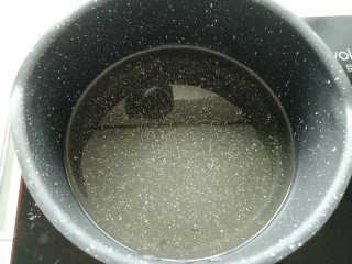 10、番茄巴沙鱼,锅内倒入食用油,待油温6成热时,放入巴沙鱼炸制定型,表面微黄色时捞出。