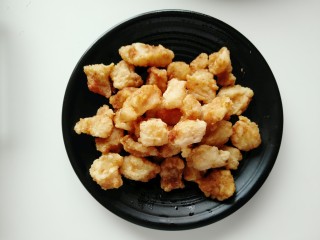 12、番茄巴沙鱼,然后进行二次炸制,图片为第二次炸制的效果,表面焦黄色,非常漂亮,这里说一下为什么要进行二次炸制,因为家里的锅跟火候比较有限,没法跟饭店里的大锅猛灶比,所以需要进行二次炸制,这样可以让炸制的食材更均匀。