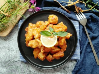 16、番茄巴沙鱼,装盘,滴入几滴柠檬汁。