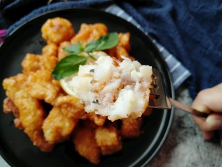 18、番茄巴沙鱼,咬开外皮,里面的鱼肉非常软嫩。