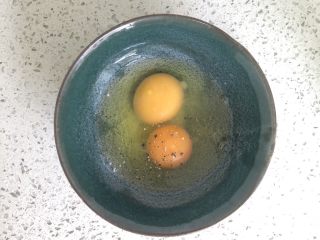 3、KFC握的大饭团,把鸡蛋打入碗里，撒些黑胡椒碎和盐