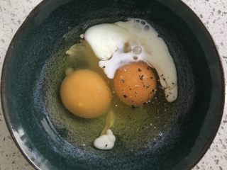 4、KFC握的大饭团,倒入少许牛奶，打散。