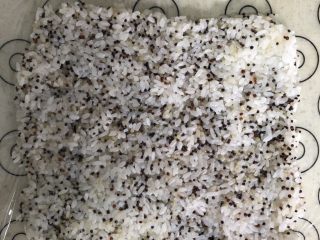 15、KFC握的大饭团,底下铺一层保鲜膜，把米饭放上压平，修整成长方形