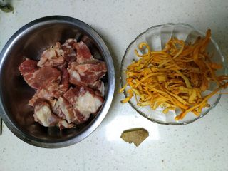 1、虫草花煲排骨,把材料准备好