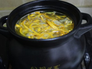 11、虫草花煲排骨,把清净的虫草花放入砂锅里。