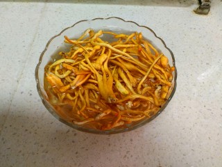 10、虫草花煲排骨,把虫草花用清水洗净。