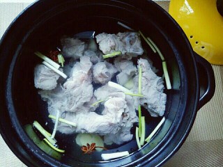 7、#感恩节食谱#排骨莲藕胡萝卜汤,加入焯水的小排。