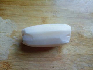 9、#感恩节食谱#排骨莲藕胡萝卜汤,莲藕去皮，冷水冲洗干净，再切菱形块。